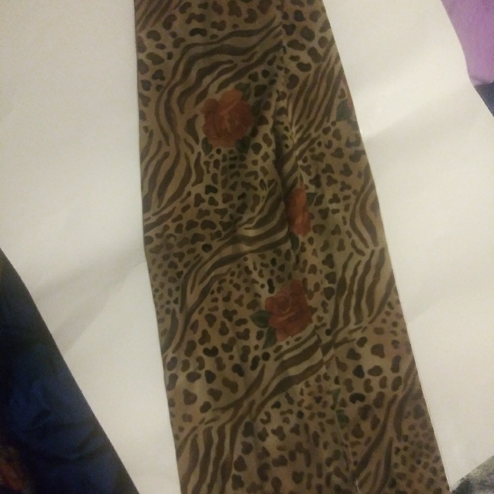 A scarf with lepard print and roses